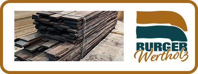 Stapel von Schnitthölzern in einer Lagerhalle, daneben das Logo von Burger Wertholz. Das Bild dient als Button zum Zugang zum TimberPlus Online-Portal für den Schnittholz-Lagerbestand